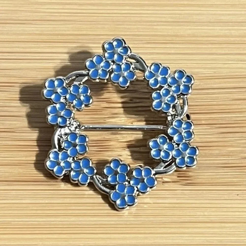 Forget Me Not Flower Pin Brooch Silver Tone Blue Enamel Wreath Boxed Retro 1